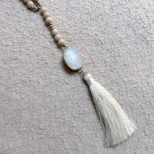 Agate Tassel Beaded Necklace Gold-Tone-Cream-Tan-White 22” Adjustable Chain NEW